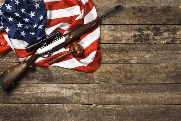 木製の裁判官は木製の背景に米国の旗の上にゲルと狩猟ライフル — ストック写真