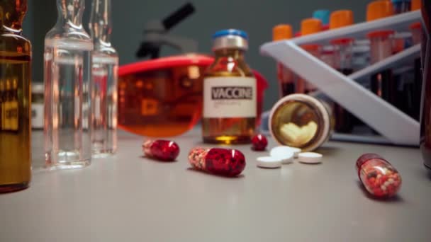 Zoom in macro shot van de fles en ampullen van het coronavirus vaccin — Stockvideo