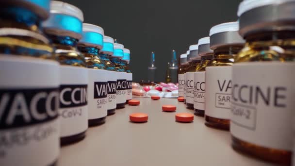 Zooma in makro skott av coronavirus vaccin flaska och ampuller — Stockvideo