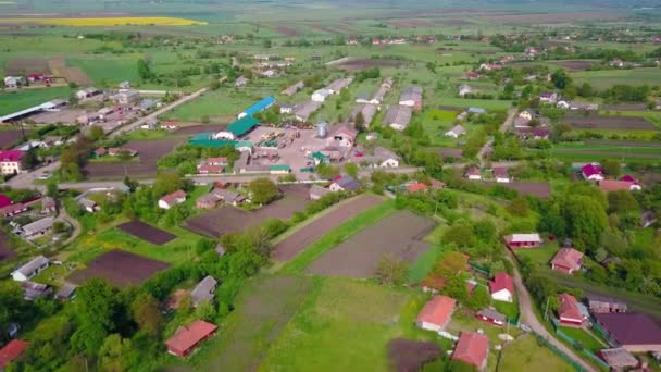 Widok z lotu ptaka wsi i pól w zachodniej Ukrainie — Wideo stockowe