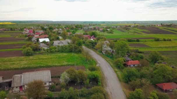 Letecký pohled na vesnici a pole na západní Ukrajině — Stock video