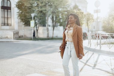 Karşıdan karşıya geçen Afrikalı Amerikalı genç bir kadın.