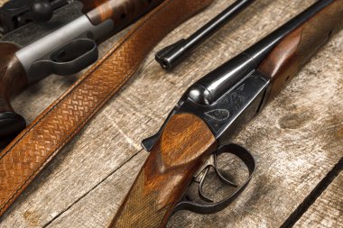 Birçok av tüfeği yıpranmış ahşap yüzeyde