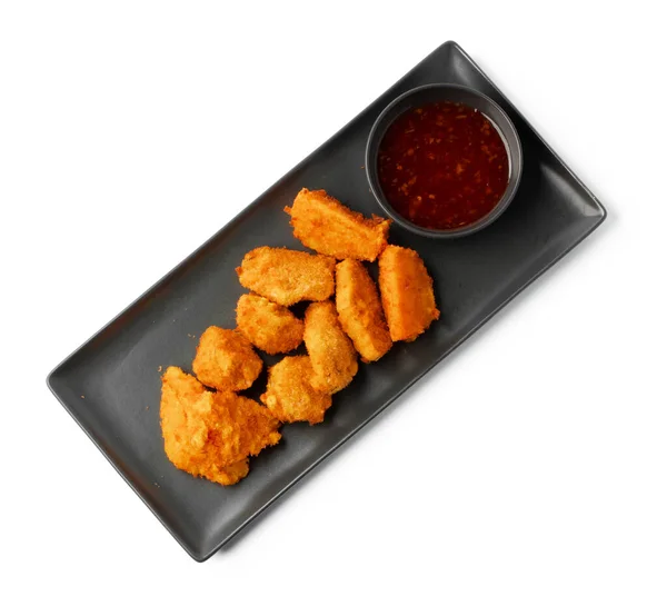 Nuggets de frango frito servido com molho isolado em branco — Fotografia de Stock