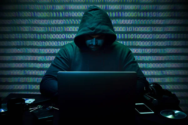 Programador Hacker usando ordenador en cuarto oscuro —  Fotos de Stock