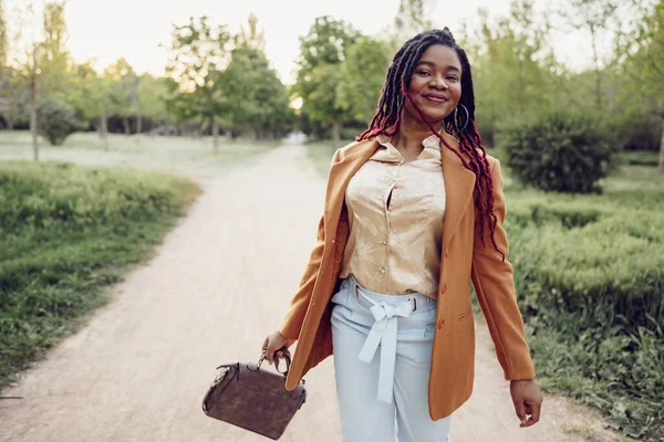 年轻的非洲裔美国女人在公园里散步 — 图库照片