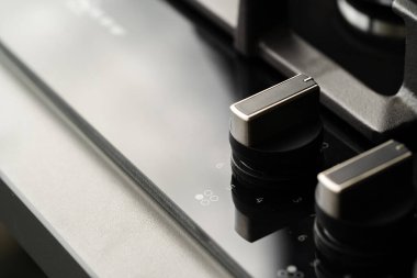 Modern bir mutfak sobasının düğmesini değiştir.