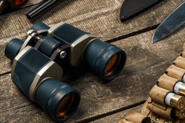 Av ekipmanları dürbünü ahşap arka planda. Yakın plan.