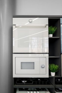 Elektrikli fırınlar, mağazadaki ev aletleri...