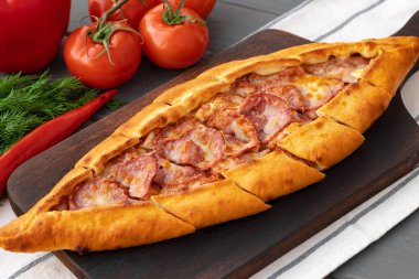 Türk Pide ekmeğini ahşap masaya yakın tut