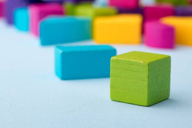 Mavi arka planda ahşap oyuncak yapı seti ayrıntıları