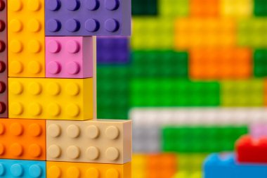 Renkli plastik oyuncaklar inşa seti ayrıntılarını kapat