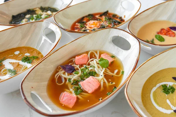 Tom Yam, sopa Miso y sopas de crema en la mesa gris — Foto de Stock