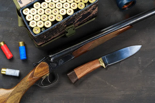 Охотничья винтовка и патроны на темном деревянном фоне — стоковое фото