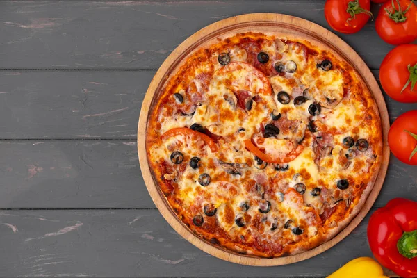 Leckere Pizza auf grauem Holzhintergrund von oben — Stockfoto