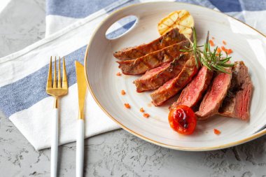 Orta pişmiş ızgara biftek.