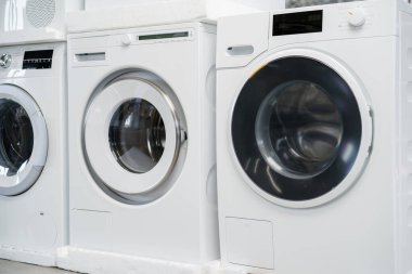 Hipermarkette yeni çamaşır makineleri.