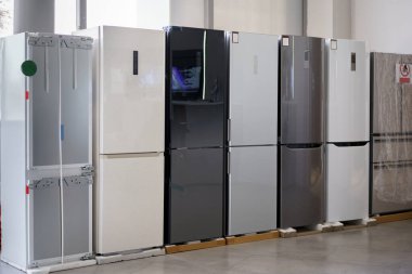 Ev aletleri mağazasında sıra sıra buzdolabı.