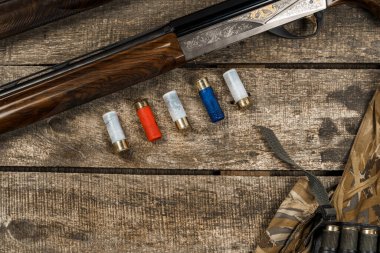 Eski ahşap arka planda çeşitli avlanma ekipmanları