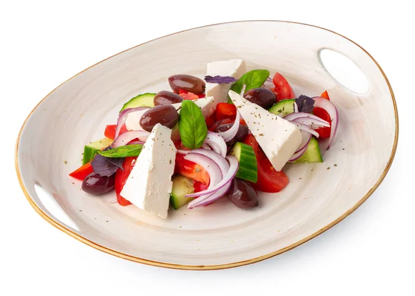 Grecka sałatka w talerzu wyizolowana na białym — Zdjęcie stockowe