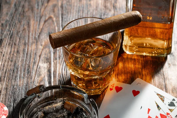 Playing poker with whiskey and cigars on table — Stock Photo, Image