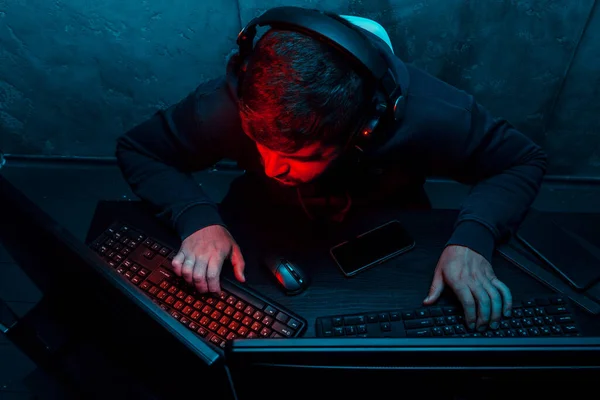 Programador Hacker usando ordenador en cuarto oscuro — Foto de Stock