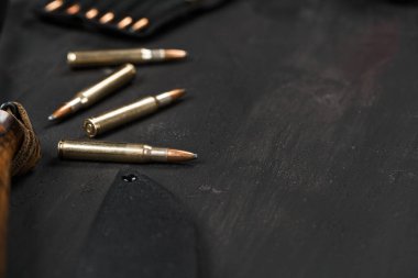 Av tüfeği için fişekleri kapatın.