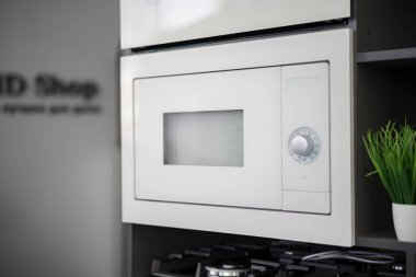 Dükkandaki yeni modern mikrodalga fırın, kapat.