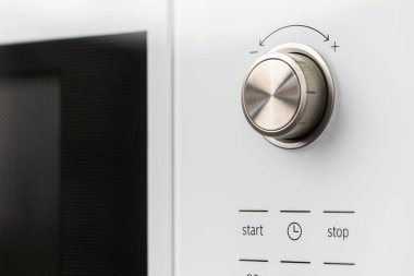 Dükkandaki yeni modern mikrodalga fırın, kapat.