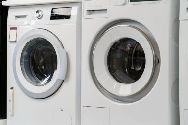 Ev aletleri mağazasında yeni bir çamaşır makinesi