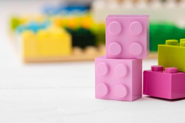 Ahşap arka planda oyuncak oluşturma seti ayrıntıları