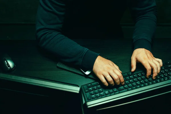 Bilgisayar korsanı ellerinin kod yazma programcısını kapat — Stok fotoğraf