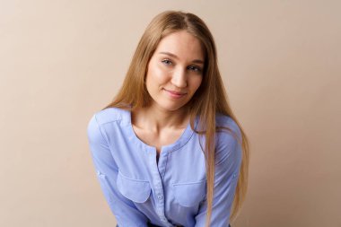 Stüdyoda gülümseyen güzel bir genç kadının portresi.