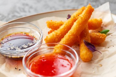 Bol yağda kızartılmış karides ve sos.