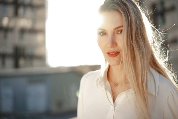 Primer plano retrato de una joven empresaria al aire libre — Foto de Stock