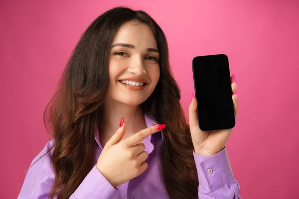 Attraente giovane donna che mostra schermo dello smartphone vuoto con spazio di copia — Foto Stock
