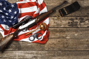 Tahta yargıç tokmak ve av tüfeği ahşap arka planda ABD bayrağı üzerinde