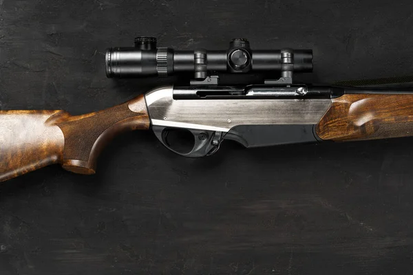 Pistola de caza Smoothbore sobre fondo negro de cerca — Foto de Stock