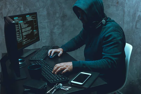 Programador Hacker usando ordenador en cuarto oscuro — Foto de Stock