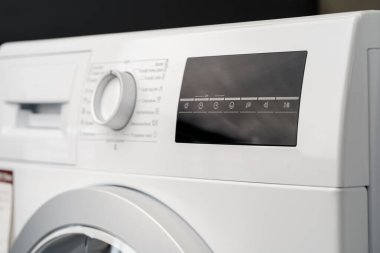 Ev aletleri mağazasında yeni bir çamaşır makinesi