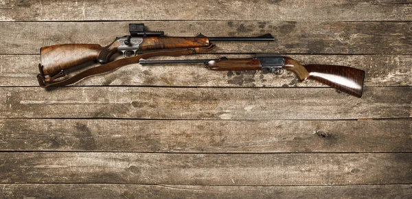 Arma de caza en backgorund de madera oscura, vista superior — Foto de Stock