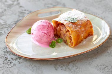 Dondurmayla servis edilen elmalı turta.