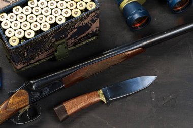 Av tüfeği ve mermiler koyu ahşap arka planda