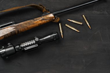 Optik görüş ve av tüfeği ahşap sırtında