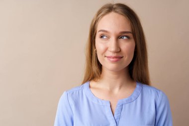 Stüdyoda gülümseyen güzel bir genç kadının portresi.