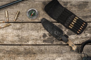 Eski, siyah ahşap arka planda avlanma ekipmanları