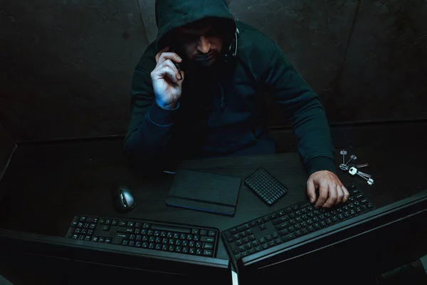 Bilgisayar programcısı karanlık odada bilgisayar kullanıyor — Stok fotoğraf