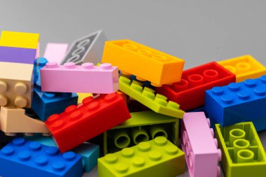 Renkli oyuncakçı detaylarını kapat