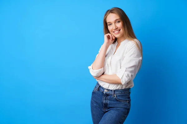 Retrato de una hermosa joven sonriente en el estudio — Foto de Stock