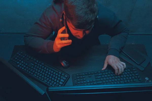 Programador Hacker usando ordenador en cuarto oscuro — Foto de Stock